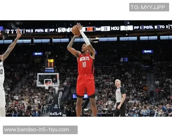 内史密斯表现稳健贡献12分关键时刻三分球助力球队胜利